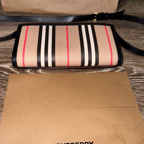 Burberry Icon Stripe E-Canvas Wallet on Chain with Detachable Strap – Like New - Picture 5 of 5